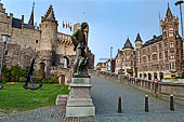 Anversa - Het Steen, la fortezza lungo la Schelda. La statua di un personaggio mitico delle favole scandinave. 